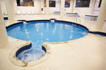 Indoor spa tub