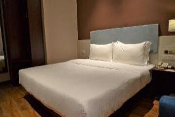 Stand Queen Room