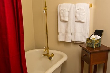 Deep soaking bathtub