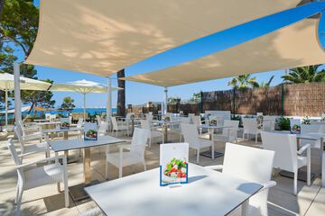 Poolside bar