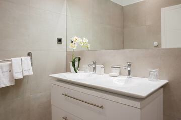 Bathroom sink