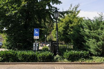 Electric vehicle charging station