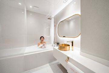 Deep soaking bathtub