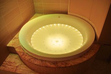 Indoor spa tub