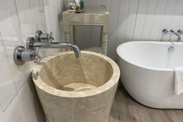 Deep soaking bathtub