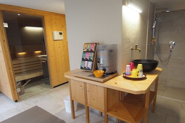 Swim-up bar