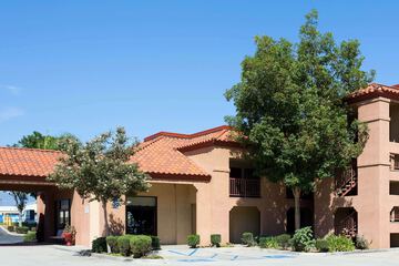 Days Inn by Wyndham Fontana / Rialto