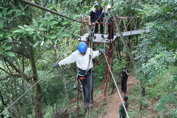 Ropes course (team building)