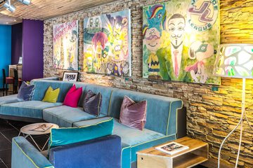 Lobby lounge