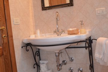 Bathroom sink
