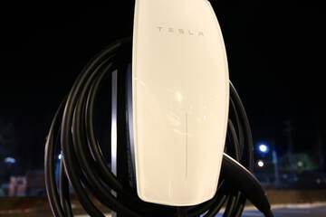 Electric vehicle charging station