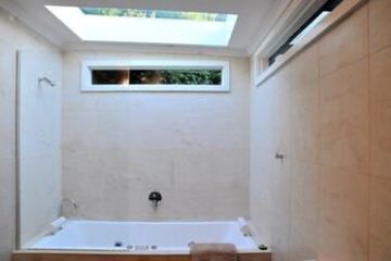 Deep Soaking Bathtub