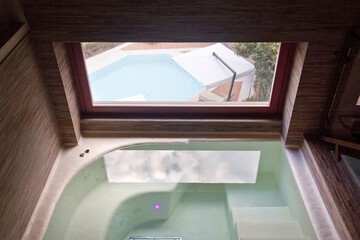 Indoor spa tub