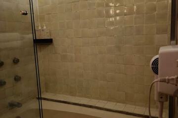 Deep soaking bathtub
