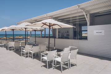 Swim-up bar