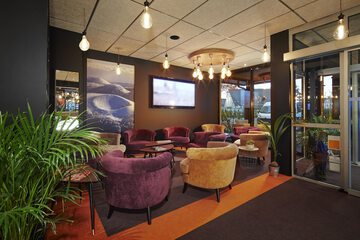 Lobby lounge