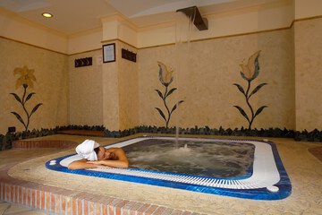 Indoor spa tub