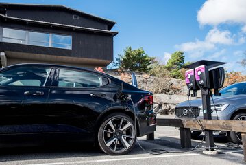 Electric vehicle charging station