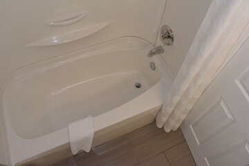 Deep soaking bathtub