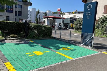 Electric vehicle charging station