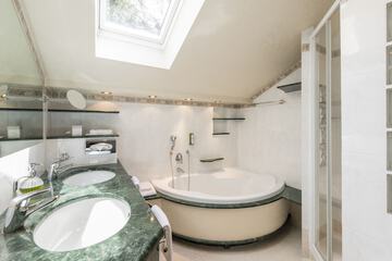 Deep soaking bathtub