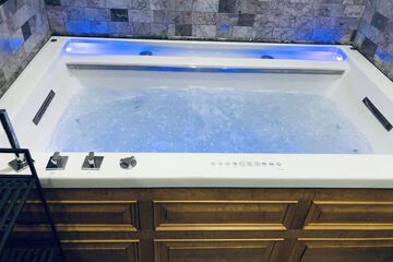 Deep soaking bathtub