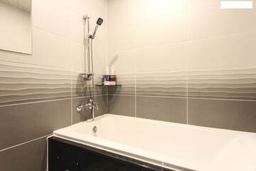 Deep soaking bathtub