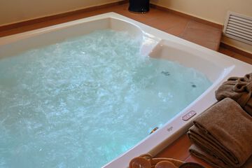 Indoor spa tub