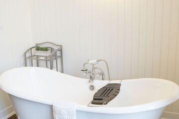 Deep soaking bathtub