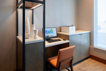 Business Center 83 of 86