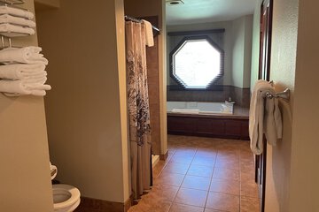 Deep soaking bathtub