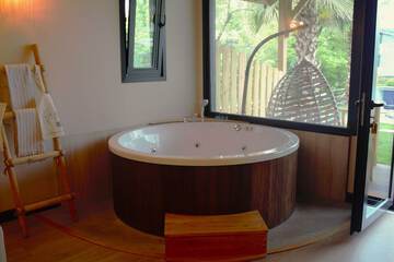 Jetted tub