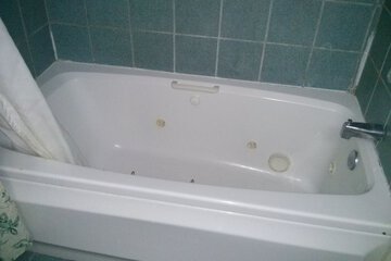 Deep soaking bathtub