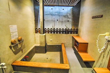 Indoor spa tub