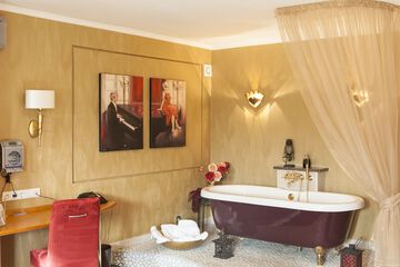 Deep soaking bathtub