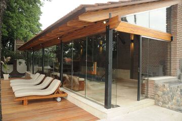 Indoor/outdoor pool