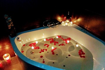 Deep soaking bathtub