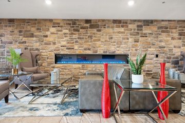 Lobby lounge