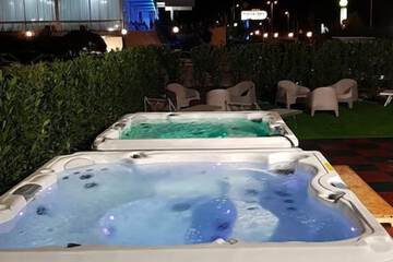 Outdoor spa tub