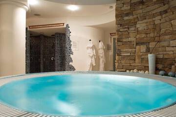 Indoor spa tub