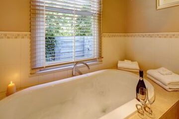 Deep Soaking Bathtub