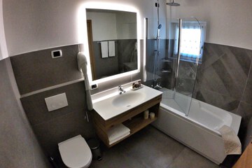 Deep soaking bathtub