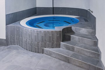 Indoor spa tub