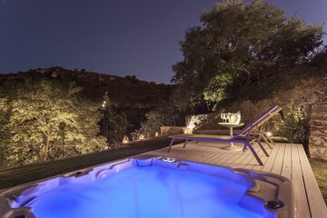 Private spa tub