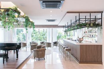 Lobby lounge