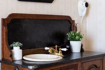 Bathroom sink