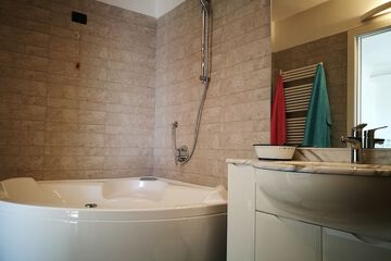 Private spa tub