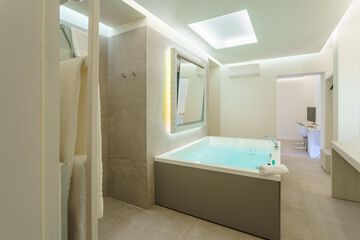 Private spa tub