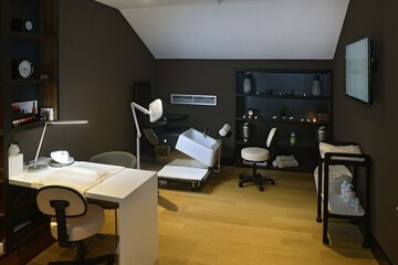 Nail salon