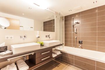 Deep soaking bathtub